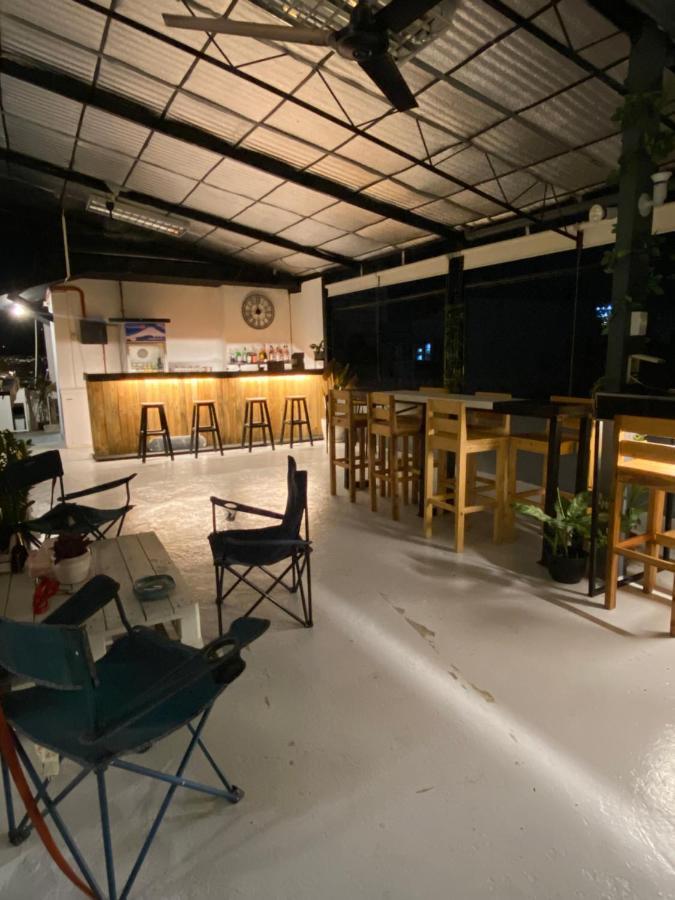 Lime Lite Manila Hostel Makati City Exterior photo